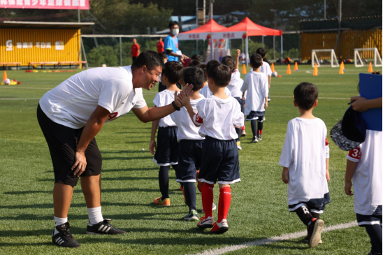 参与活动的孩子家长纷纷表示,友邦足球训练营的举办不仅唤醒了孩子们